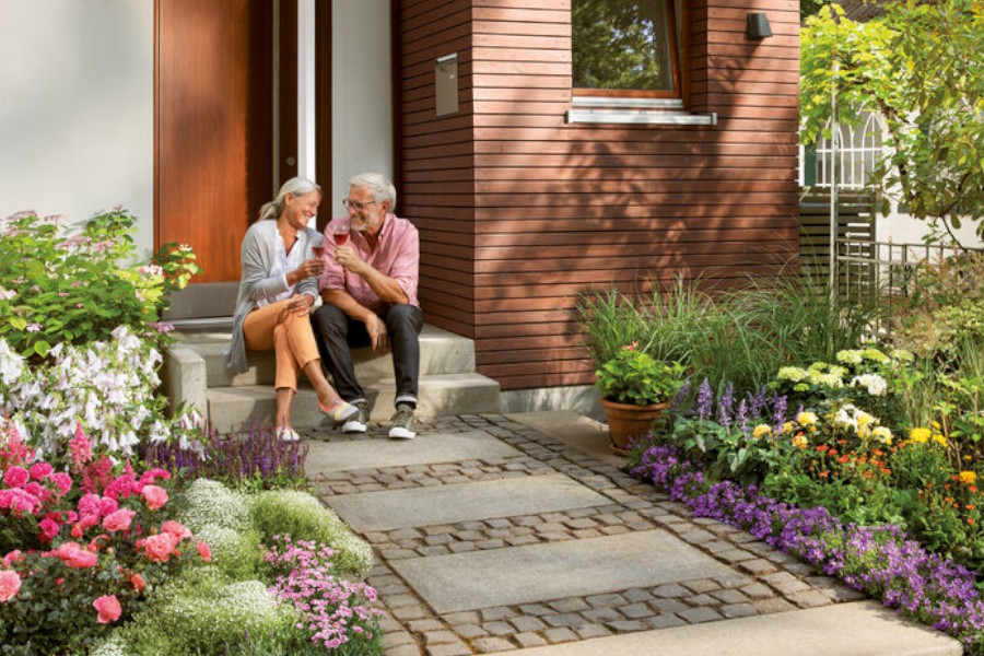 Vorgarten Blumen Paar auf Treppenstufen
